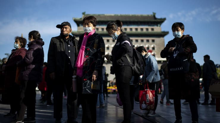 Người dân đeo khẩu trang đi bộ dọc theo phố Qianmen để mua sắm trong ngày lễ “Tuần lễ vàng” quốc gia của đất nước ở Bắc Kinh vào ngày 5/10. Ảnh: Getty.