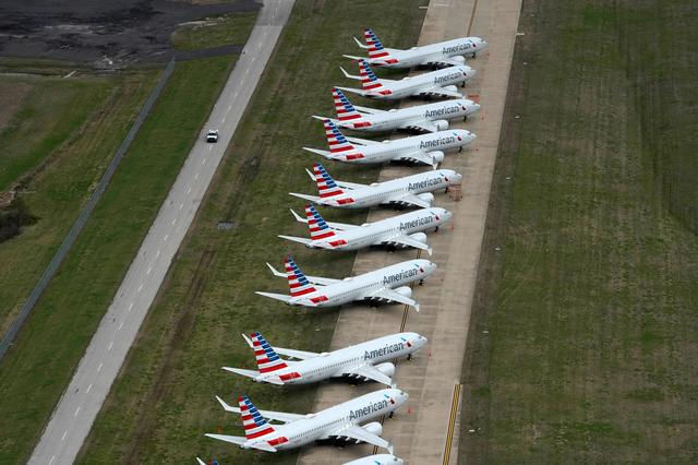 Máy bay chở khách tối đa 737 của American Airlines đang đậu trên đường băng tại Sân bay Quốc tế Tulsa ở Tulsa, Oklahoma, Mỹ ngày 23/3. Ảnh: Reuters.