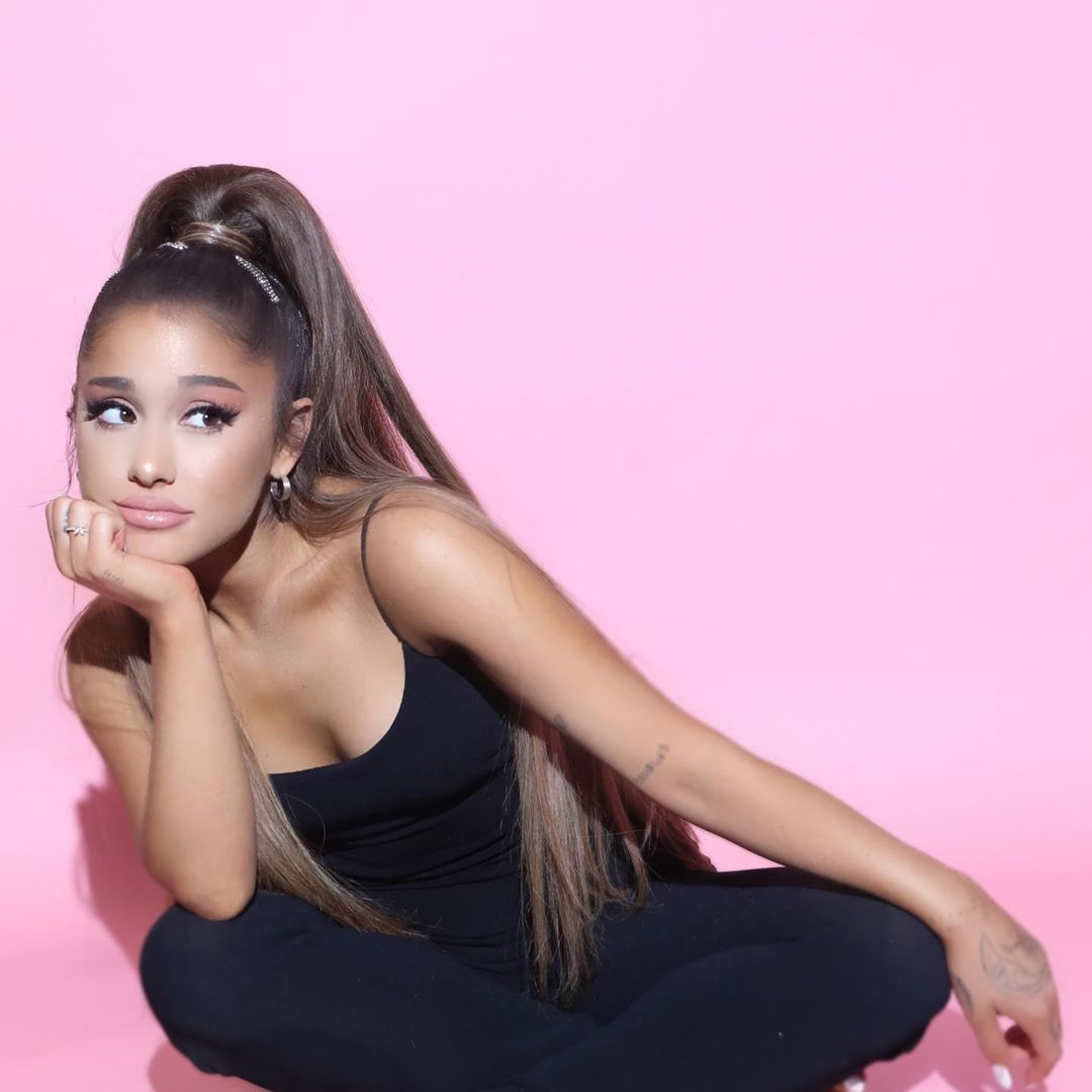 Cách cột tóc cao phồng, bóng mượt của Ariana Grande đã đốn tim phí đẹp bởi sự lộng lẫy, xinh đẹp. Ảnh: Instagram Ariana Grande. 