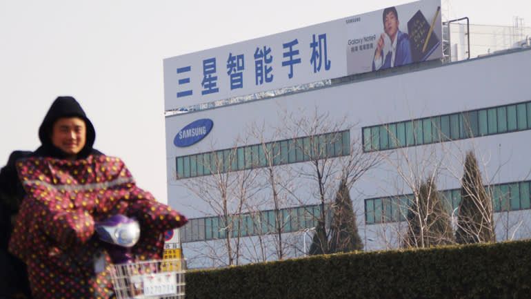 Một người đi xe đạp ngang qua nhà máy sản xuất điện thoại thông minh hiện đã đóng cửa của Samsung Telecom Technology ở thành phố Thiên Tân (Trung Quốc). Ảnh: AP