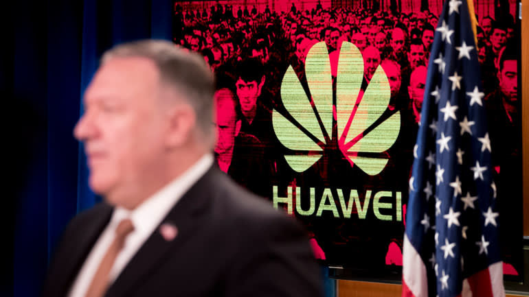 Màn hình hiển thị logo của Huawei phía sau Ngoại trưởng Mỹ Mike Pompeo trong một cuộc họp báo vào tháng Bảy. Ảnh: AP
