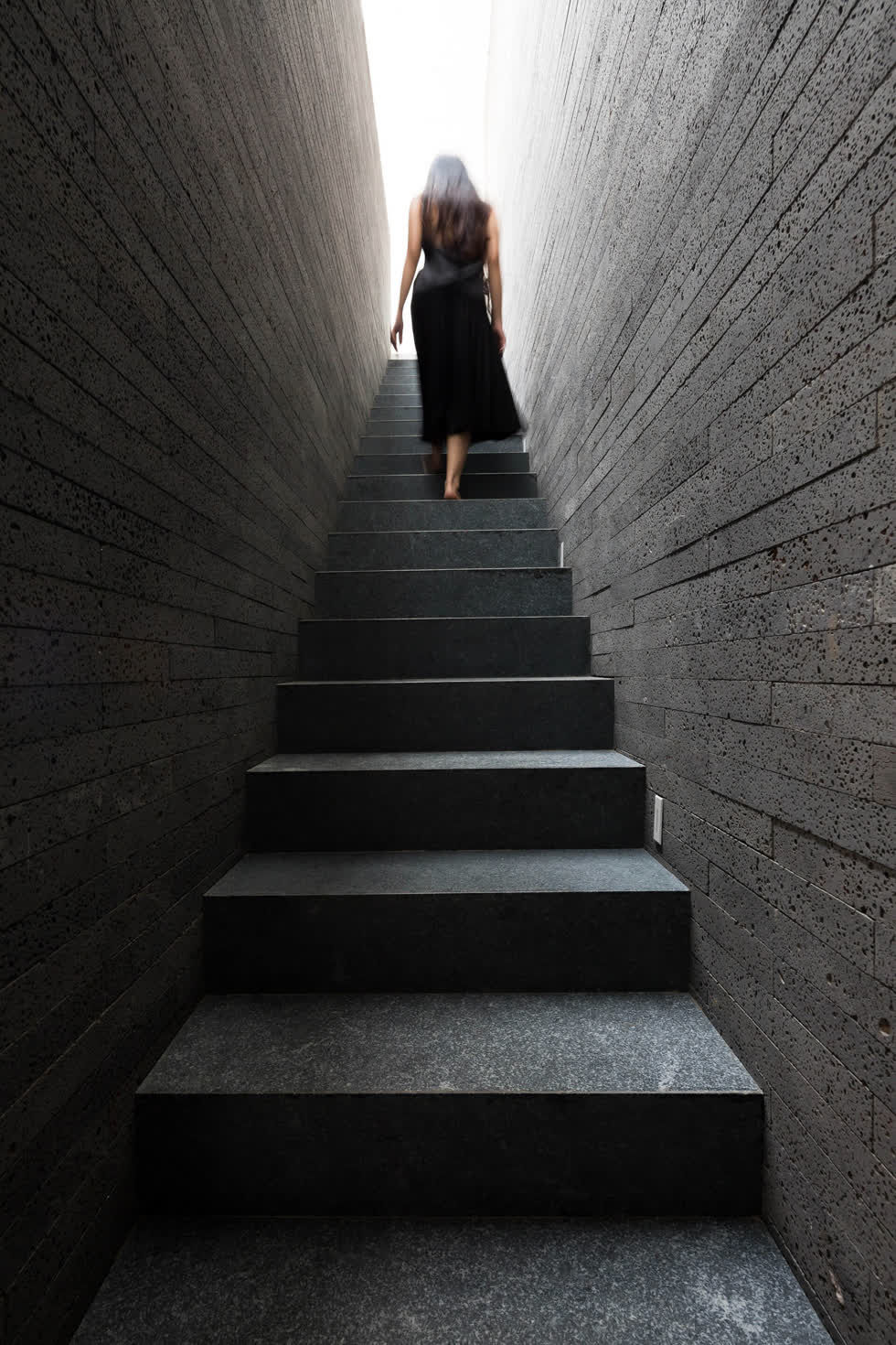 Lối nhỏ dẫn lên tầng 2 được lát đá granite tạo nên không gian lý tưởng cho những bức ảnh “sống ảo” đẹp mắt.
