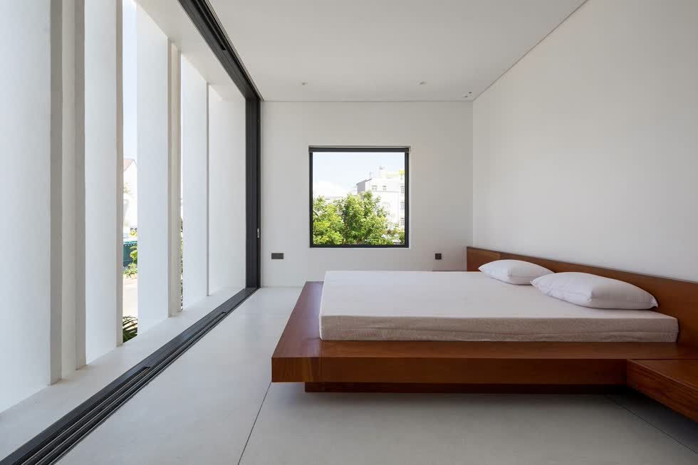 Phòng ngủ rộng mở tại tầng 2 tạo nên sự giao hòa giữa cuộc sống thiên nhiên và con người.