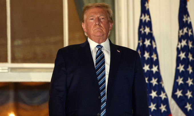 Tổng thống Mỹ Donald Trump tại ban công Nhà Trắng sau khi xuất viện hôm 5/10. Ảnh:AFP.