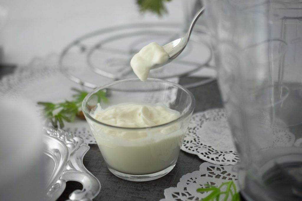 Sữa chua là một trong những nguyên liệu giúp nuôi dưỡng mái tóc bóng khỏe và suôn mượt tự nhiên. Ảnh: Unsplash. 