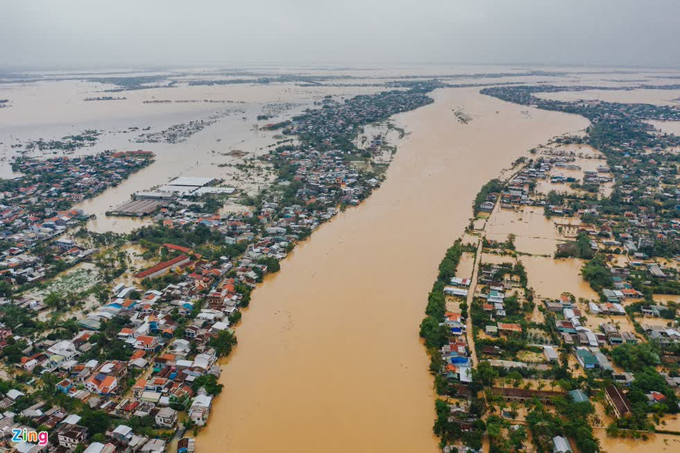 Nhiều điểm ở thành phố Huế (tỉnh Thừa Thiên - Huế) ngập hơn 1 m. Ảnh: Zing