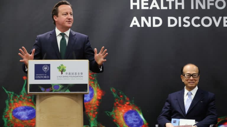 Li Ka-shing, bên phải, cùng với David Cameron, khi đó là thủ tướng Vương quốc Anh, tại buổi khai trương Trung tâm Khám phá và Thông tin Y tế Li Ka-shing tại Đại học Oxford vào năm 2013. Ảnh: Reuters;