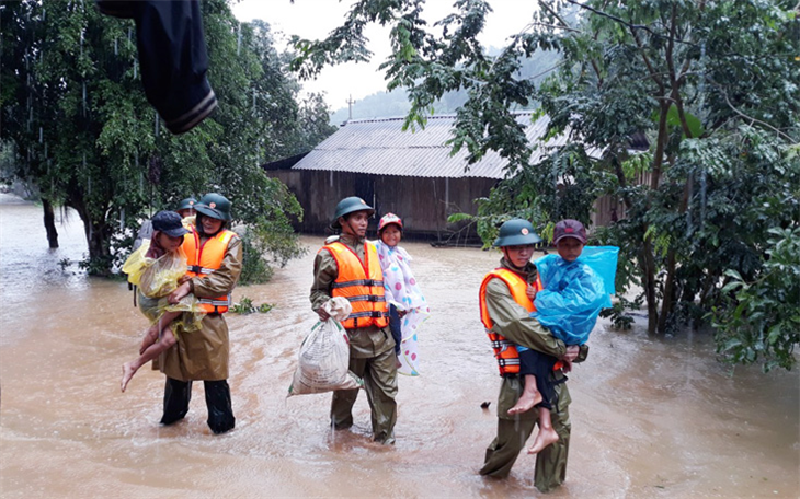 Lực lượng biên phòng Quảng Bình đưa các cháu nhỏ ở vùng bị ảnh hưởng bởi mưa lũ thuộc xã Kim Thủy, huyện Lệ Thủy, tỉnh Quảng Bình đến nơi an toàn. Ảnh: Biên Phòng