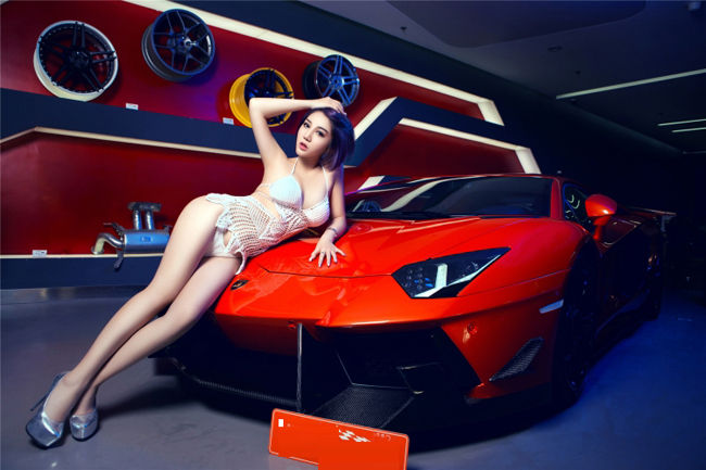 Mẫu châu Á gợi cảm bên siêu bò Lamborghini Aventador.