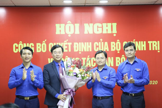   T.Ư Đoàn tặng hoa chúc mừng anh Lê Quốc Phong. Ảnh: báo Tiền Phong  