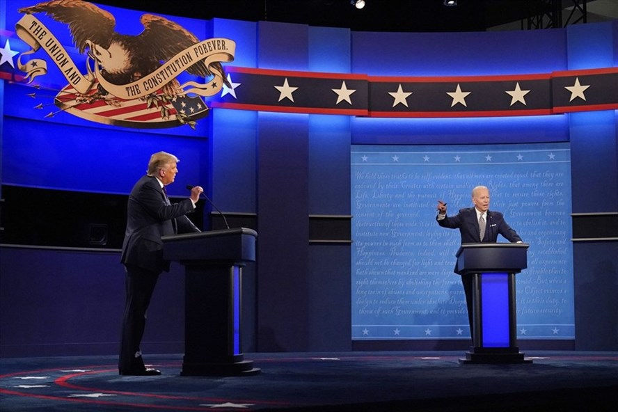 Tổng thống Donald Trump và ứng viên tổng thống đảng Dân chủ, cựu Phó Tổng thống Joe Biden trong cuộc tranh luận bầu cử Mỹ đầu tiên hôm 29/9 ở Cleveland. Ảnh: AFP.