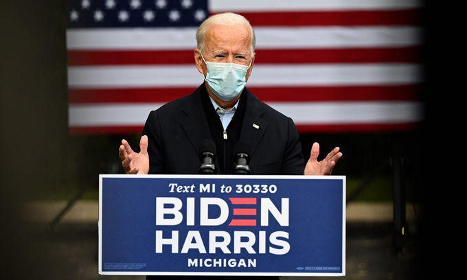Ứng viên tổng thống đảng Dân chủ Joe Biden phát biểu trong sự kiện vận động tranh cử tại thành phố Grand Rapids, bang Michigan, hôm 2/10. Ảnh: AFP.