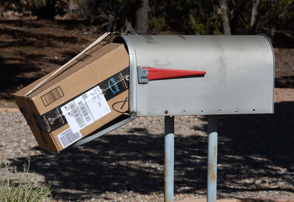 Một gói hàng Amazon Prime được nhân viên Bưu điện Hoa Kỳ ở Santa Fe, New Mexico chuyển đến hộp thư vào ngày 5/42020. Ảnh: Robert Alexander. 