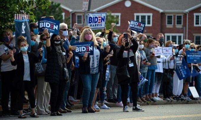 Đám đông ủng hộ ứng viên tổng thống đảng Dân chủ Joe Biden reo hò khi ông tới thành phố Greensburg, bang Pennsylvania, hôm 30/9. Ảnh: Reuters.