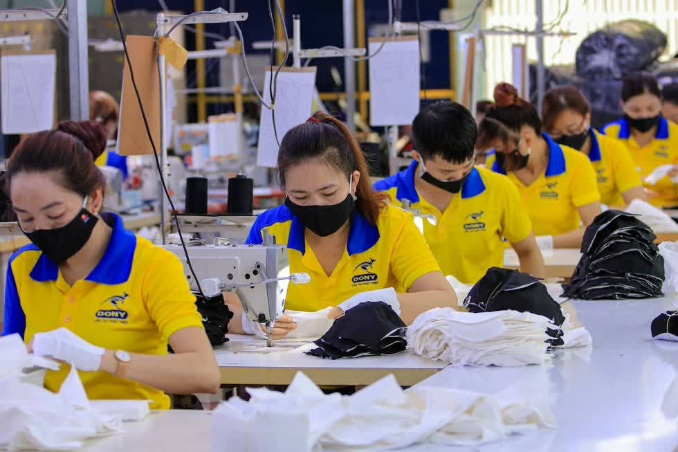 Công ty Dony phải huy động 3.000 công nhân để may khẩu trang vải từ đầu tháng 3 đến nay. Ảnh: VnExpress