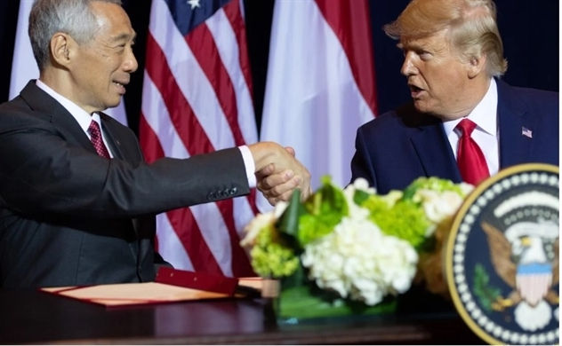    Tổng thống Mỹ Donald Trump  bắt tay Thủ tướng Lý Hiển Long của Singapore tại LHQ vào tháng 9/2019, một trong số ít lần ông gặp lãnh đạo của một quốc gia ASEAN. Nguồn ảnh: AFP.   