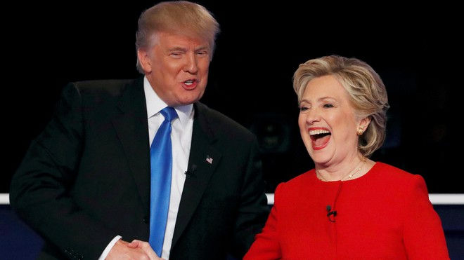   Ông Donald Trump và bà Hillary Clinton trong cuộc tranh luận đầu tiên hồi năm 2016. Hai ứng cử viên bắt tay vui vẻ trước màn đụng độ. Ảnh: Reuters.  