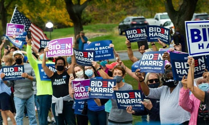 Đám đông ủng hộ ứng viên tổng thống đảng Dân chủ Joe Biden đứng bên đường khi ông tới thành phố Erie, bang Pennsylvania, hôm 10/10. Ảnh: AFP.
