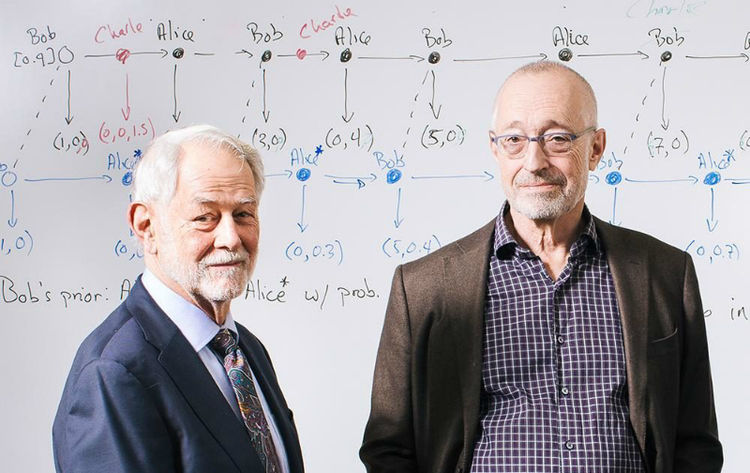 Hai nhà kinh tế học Paul R. Milgrom và Robert B. Wilson - chủ nhân giải Nobel Kinh tế 2020.