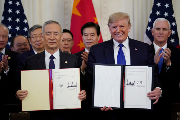 Tổng thống Mỹ Donald Trump và Phó Thủ tướng Trung Quốc Lưu Hạc tại lễ ký kết thỏa thuận thương mại giai đoạn một tại Washington hôm 15/1. Ảnh: Reuters.