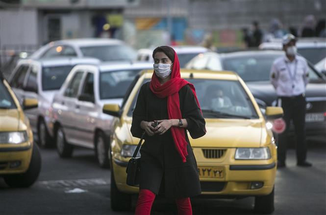   Người dân đeo khẩu trang phòng lây nhiễm COVID-19 tại Tehran, Iran, ngày 26/9/2020. Ảnh: THX/ TTXVN