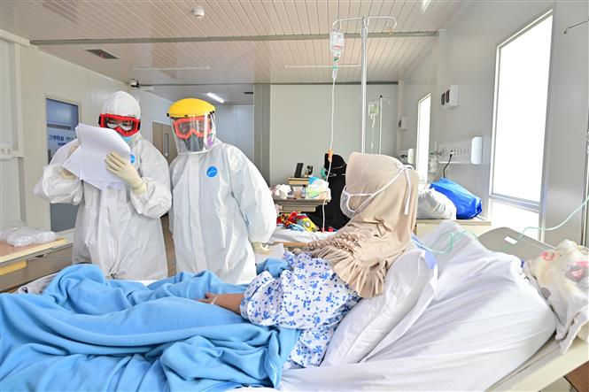 Điều trị cho bệnh nhân nhiễm COVID-19 tại Jakarta, Indonesia. Ảnh: AFP/TTXVN