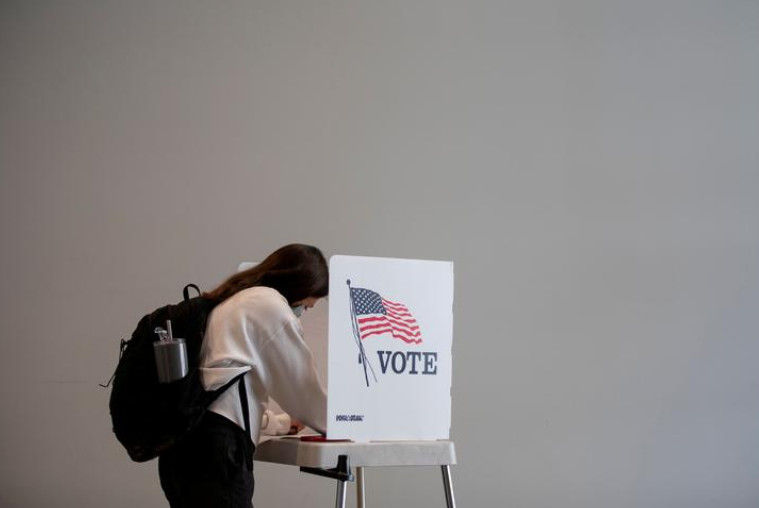 Người dân Mỹ bỏ phiếu sớm tại Ann Arbor, Michigan ngày 24/9. Ảnh: Reuters