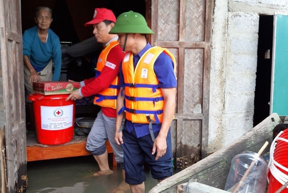 Hội Chữ thập đỏ Quảng Bình hỗ trợ người dân vùng bị ngập lụt. Ảnh: QDND