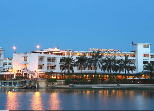 Khách sạn Hương Giang nằm cạnh dòng sông Hương. 