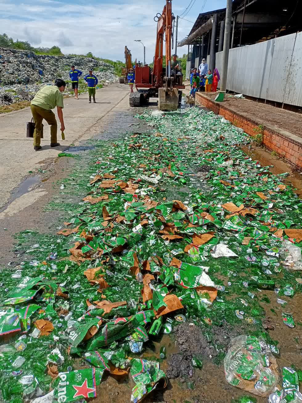 330 thùng bia Heineken xuất xứ Hà Lan bị tiêu hủy vì không đạt chất lượng. Ảnh: QLTT
