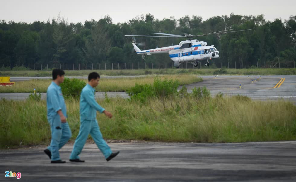 Vào 11h, trực thăng đầu tiên tiếp cận Rào Trăng 3 đã quay lại Phú Bài sau khi thả hàng cứu trợ thành công. Ảnh: Zing.
