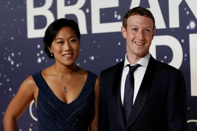     CEO Facebook Mark Zuckerberg  và vợ Priscilla Chan trong Lễ trao Giải thưởng đột phá hàng năm lần thứ 2 ở Mountain View, California ngày 9/11/2014. Ảnh: Reuters.  