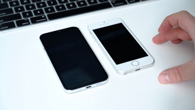  iPhone 12 đặt cạnh iPhone SE đời đầu 