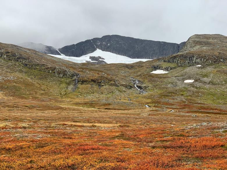   Màu sắc mùa thu được nhìn thấy trên hàng cây ở Dãy núi Scandinavian ở vùng Jamtland Harjedalen của Thụy Điển, trên sườn núi Helags (Maajaelkie trong ngôn ngữ Sami bản địa), đỉnh núi cao nhất của Thụy Điển ở phía nam của vòng Bắc Cực với sông băng ở cực nam của đất nước, ngày 22/9.  