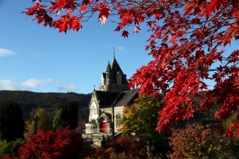 Nhà thờ Pitlochry của Scotland nhìn qua những tán lá mùa thu, ở Pitlochry, Anh ngày 9/10.