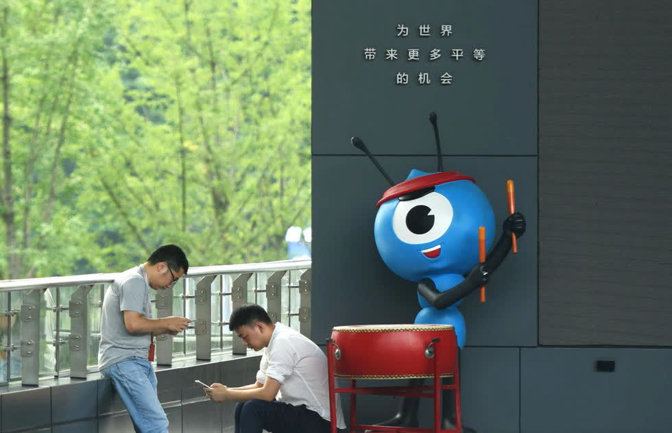 Linh vật của Ant Group tại trụ sở chính của công ty ở Hàng Châu, tỉnh Chiết Giang. Ảnh: China Daily