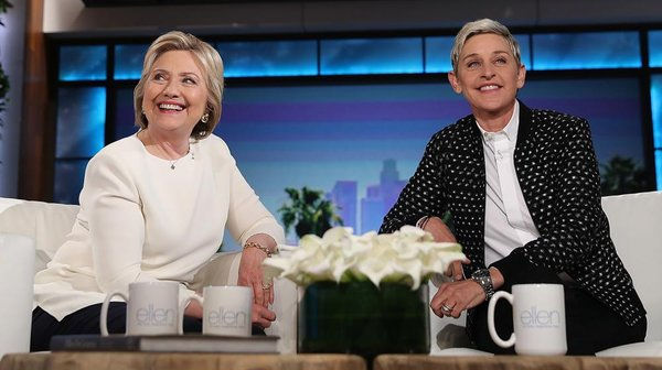 Hillary Clinton chụp ảnh cùng Ellen DeGeneres trong buổi talk show. Ảnh: Getty Images