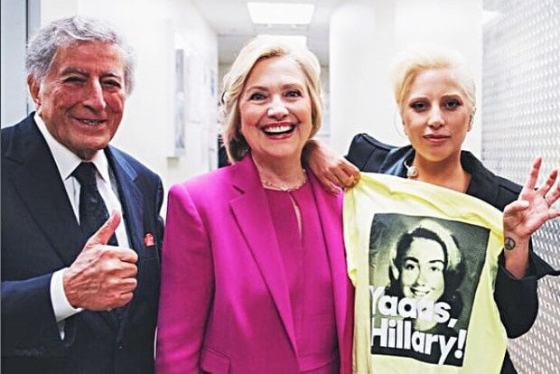 Hillary Clinton chụp ảnh cùng ca sĩ Tony Bennett (trái) và Lady Gaga tháng 7/2015. Ảnh: Instagram.
