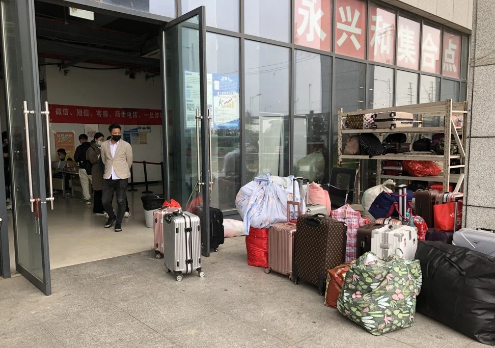   Hành lý của những công nhân nhập cư vừa đến nằm bên ngoài cơ sở sản xuất iPhone của Foxconn ở Trịnh Châu khi họ làm thủ tục đăng ký. Ảnh: CNBC.  