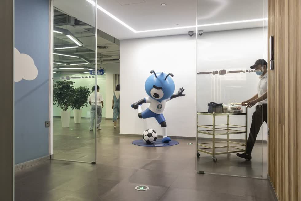 Linh vật của Ant Group tại trụ sở chính của công ty ở Hàng Châu, Trung Quốc. Ảnh: Bloomberg