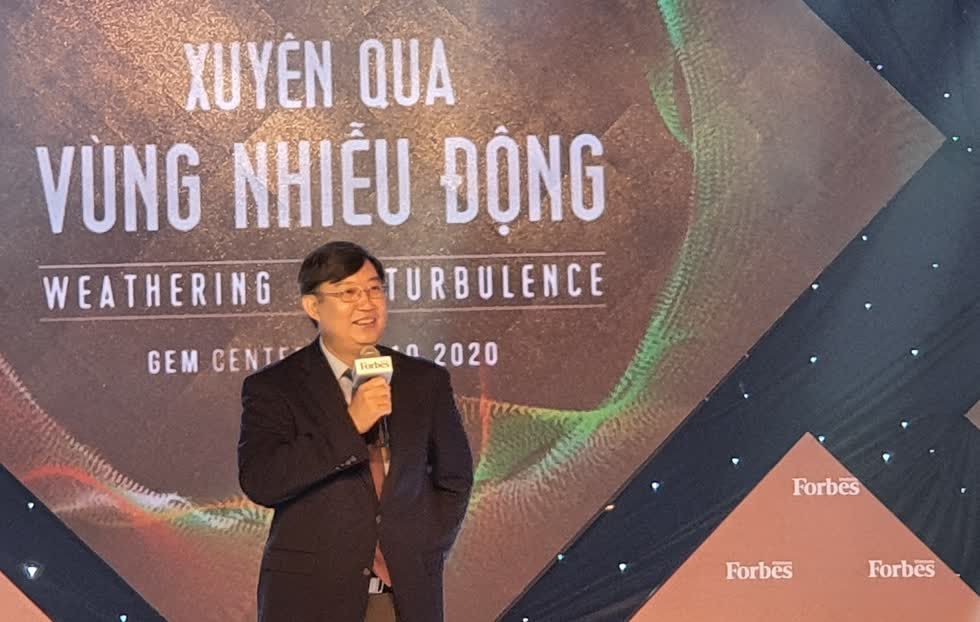 Chuyên gia kinh tế Nguyễn Xuân Thành trong phần trình bày 