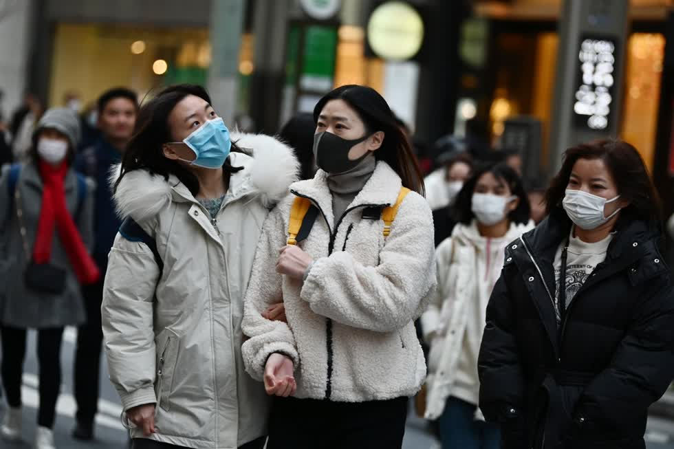 Nhật Bản lo lắng dịch bệnh có thể diễn biến phức tạp trong mùa Đông tới. Người dân đeo khẩu trang để phòng tránh lây nhiễm COVID-19 tại Tokyo, Nhật Bản. Ảnh: Kyodo