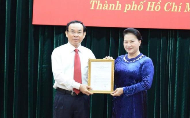 Ông Nguyễn Văn Nên (trái) được giới thiệu bầu chức danh Bí thư Thành ủy TP.HCM. Ảnh: VTC