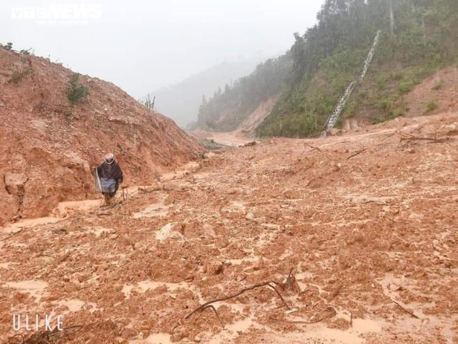 Mưa lũ gây ra tình trạng sạt lở đất ở huyện Hướng Hoá (Quảng Trị) khiến nhiều người chết và mất tích.