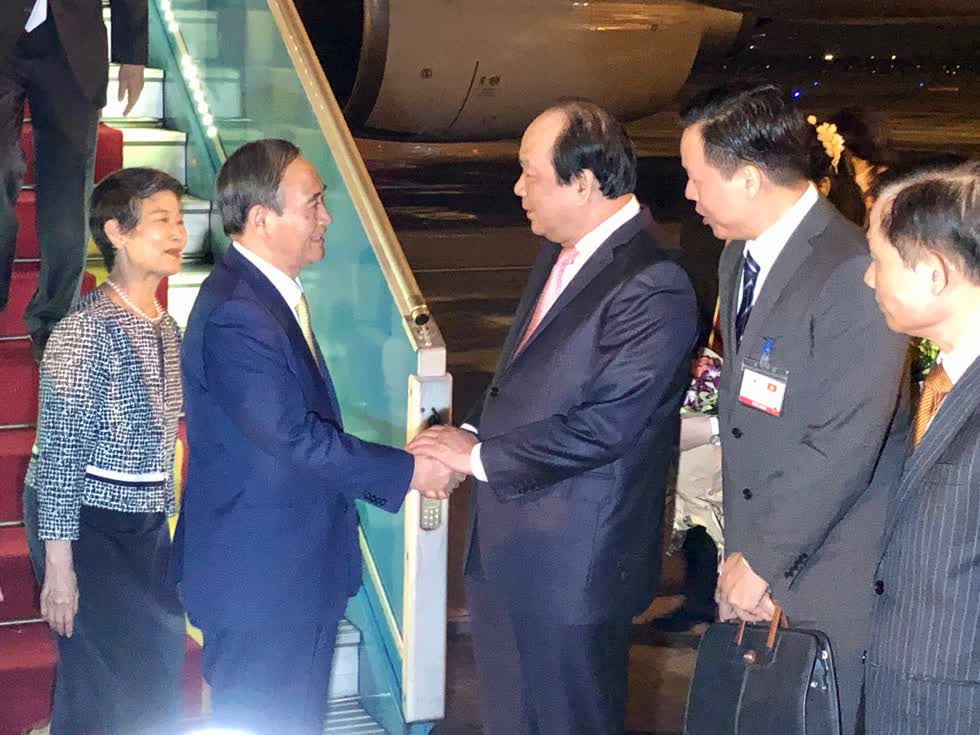 Bộ trưởng, Chủ nhiệm Văn phòng Chính phủ Mai Tiến Dũng chào đón Thủ tướng Suga Yoshihide và Phu nhân đến Việt Nam. Ảnh: VGP/Nhật Bắc