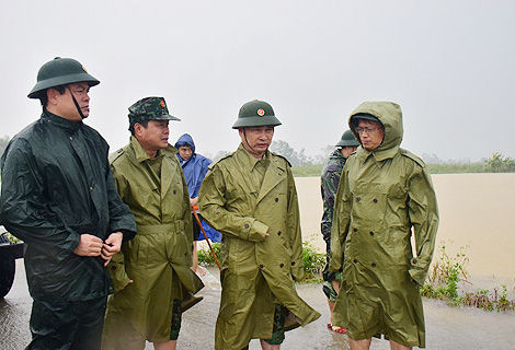 Thiếu tướng Man (thứ 2 từ phải sang) cùng đồng đội trước khi đi cứu nạn và hy sinh tại thuỷ điện Rào Trăng 3. 
