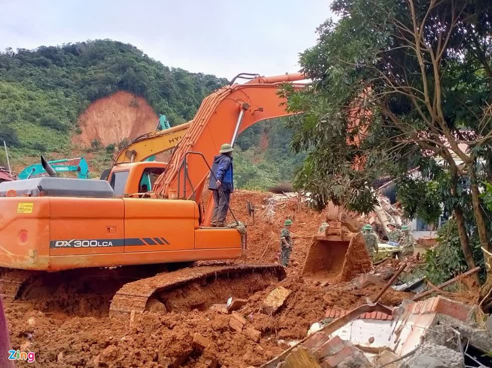 Mưa lớn, công tác cứu nạn nạn nhân Đoàn 337 gặp nhiều khó khăn. Ảnh: Zing 