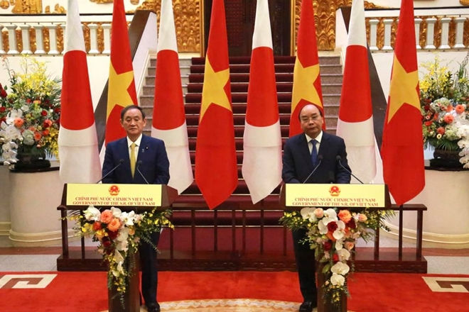 Thủ tướng Nguyễn Xuân Phúc và Thủ tướng Nhật Bản Suga Yoshihide tại buổi họp báo sau khi kết thúc hội đàm. 