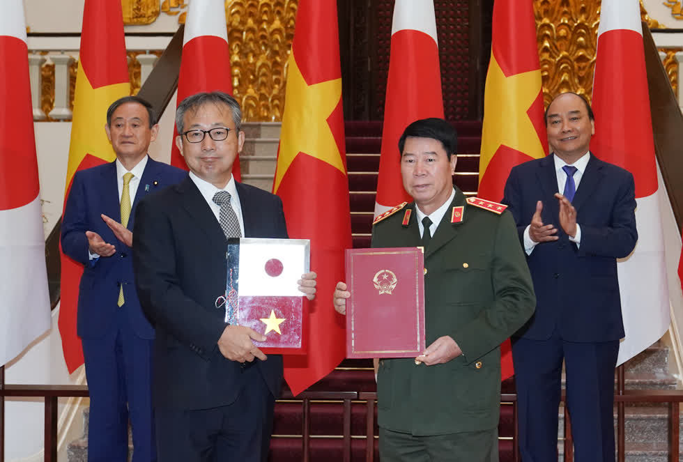 Hai Thủ tướng chứng kiến lễ ký kết các văn kiện hợp tác. Ảnh: VGP/Quang Hiếu