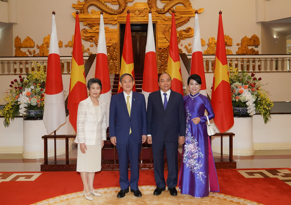 Thủ tướng Nguyễn Xuân Phúc và Phu nhân, Thủ tướng Nhật Bản Suga Yoshihide và Phu nhân tại lễ đón. Ảnh: VGP
